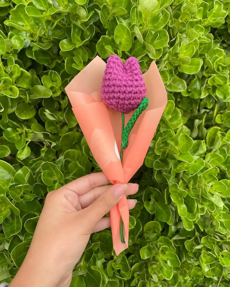Tulipán morado tejido envuelto en papel de ramo
