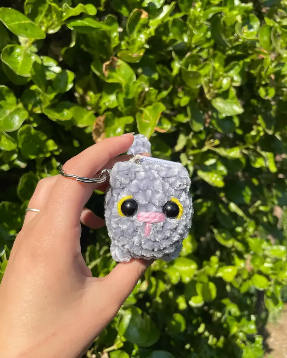 Gatito gris esponjoso tejido, colgando como llavero